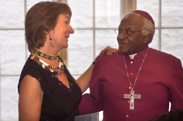 Rikke Forchammer sammen med sin ven Desmond Tutu