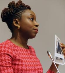 Chimamanda Ngozi Adichie. Foto: Sérgio Santimano