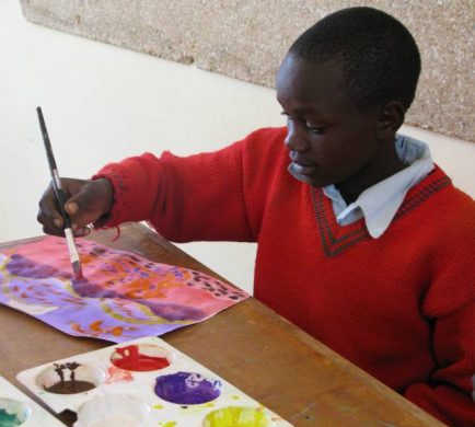 Kenyansk dreng maler billede til konkurrencen
