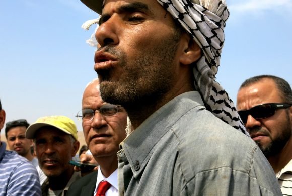 Beduin fortæller pressen, hvordan israelsk militær har fordrevet ham fra sit hjem. I baggrunden den palæstinensiske chefforhandler Saeb Erekat