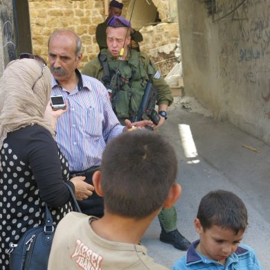 Issa Abu Maialeh bliver sat ud af sit hus hvert år i september. Her ses han foran sit hus, der er afspærret af israelsk militær (Foto:Emilie Halberg)