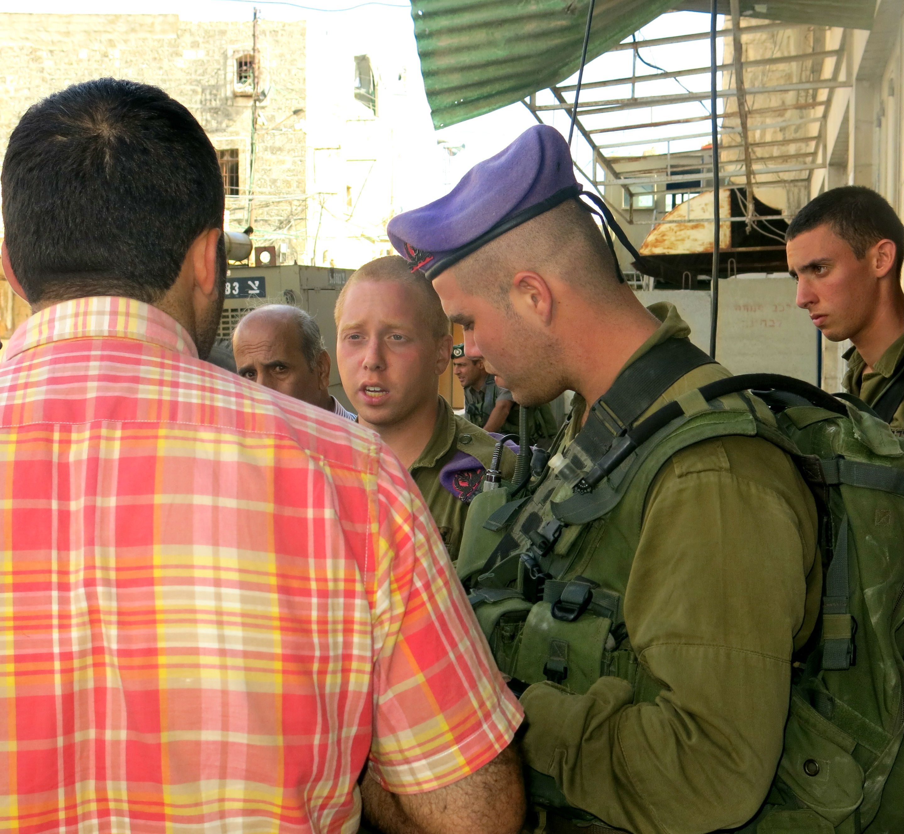 Issa Amro (YAS) diskuterer med israelske soldater om besættelsen af Issa Abu Maialehs hus (Foto: Emilie Halberg)