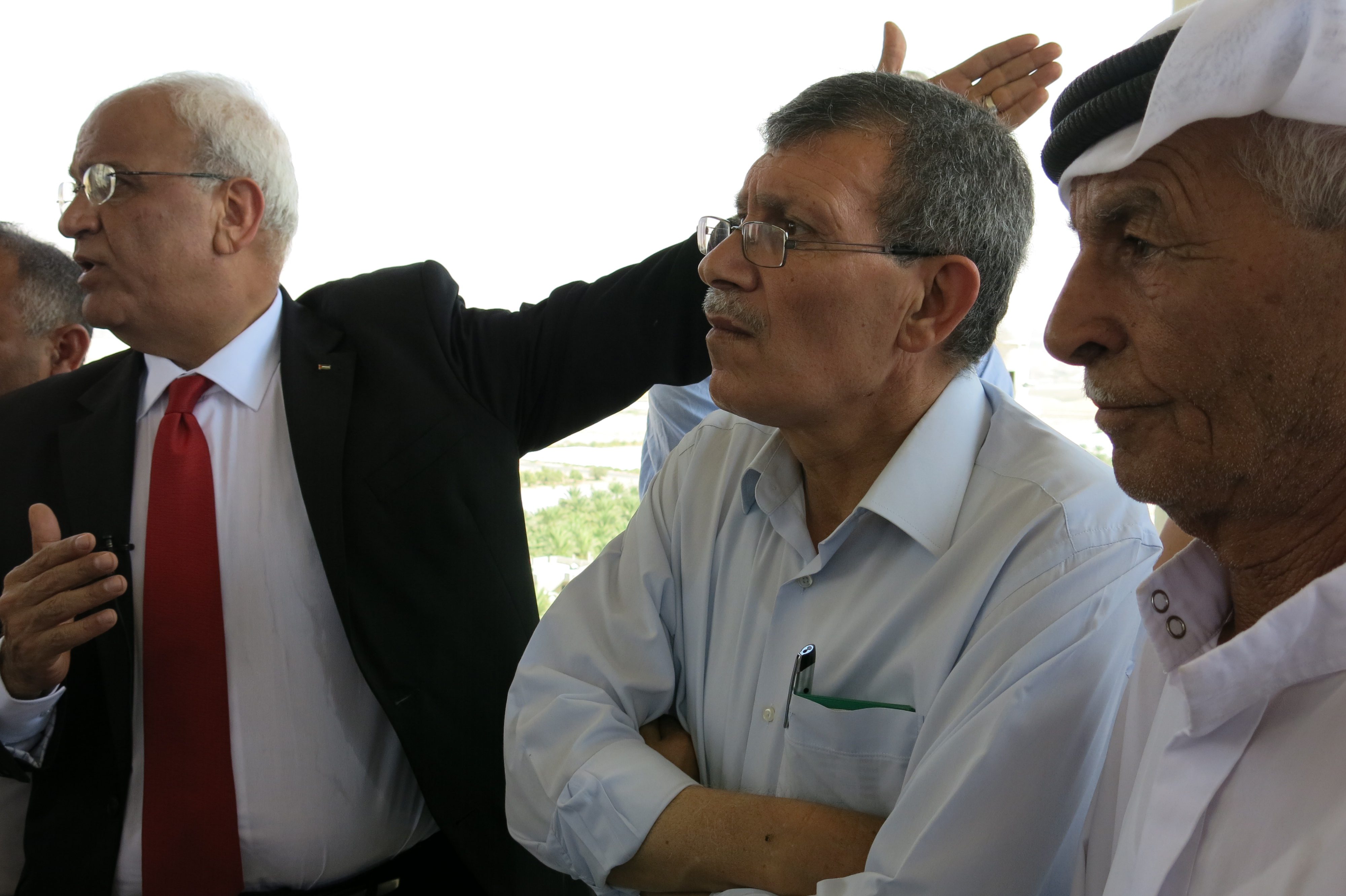 Den palæstinensiske chefforhandler Saeb Erekat (tv), guvernør i Jericho Majid Fityani og indbygger Ismael Zbeidat