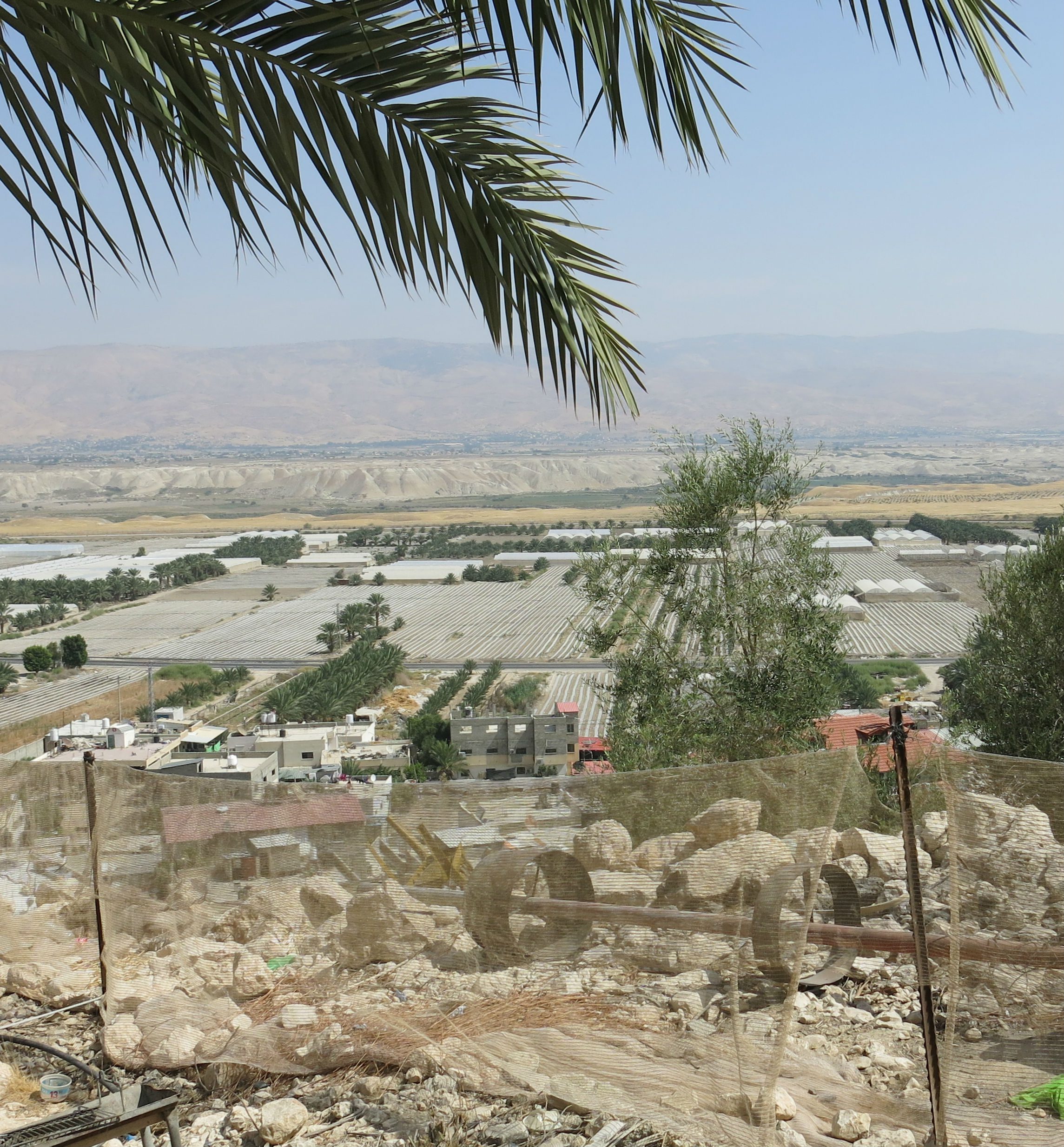 Udsigten fra Ismaels hus på skråningen. I baggrunden ses Jordan og i området i mellem ses de israelsk dyrkede marker. (Foto: Emilie Halberg)