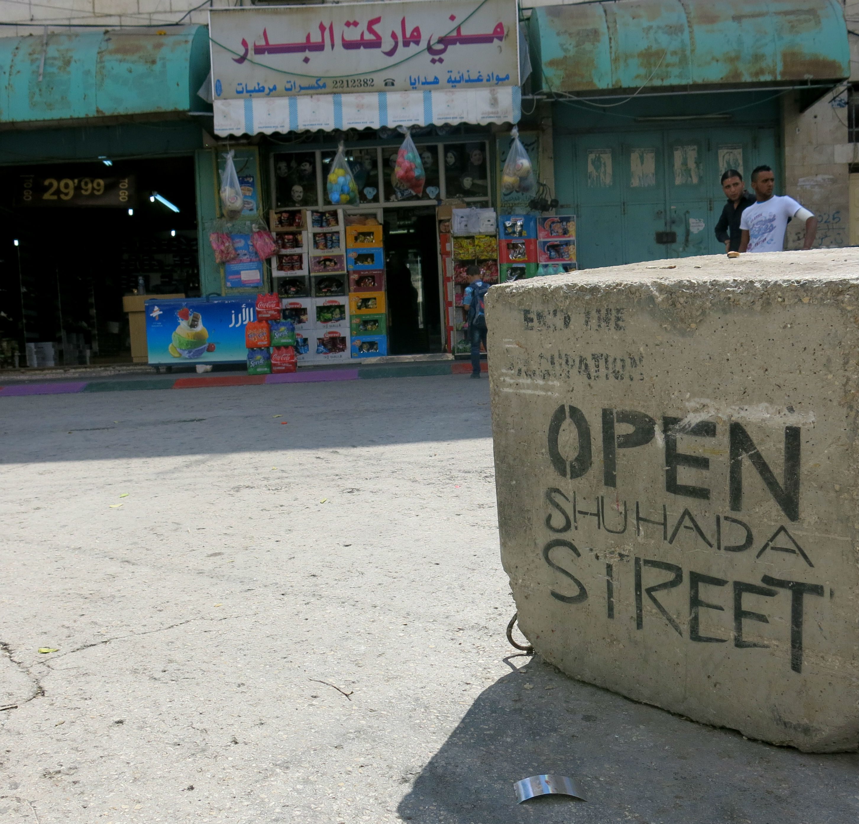 'Open Shuhada-street' står der på en cementblok udenfor den israelske bosættelse
