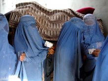 afghan-women-stand-in-line-to-vote-during-afghanistans-national-assembly-725x544