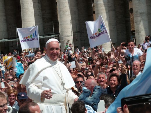 pope_francis_among_the_people_at_st