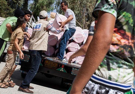 800px-action_against_hunger_team_deliver_hygiene_kits_to_iraqi_refugees_14731600469