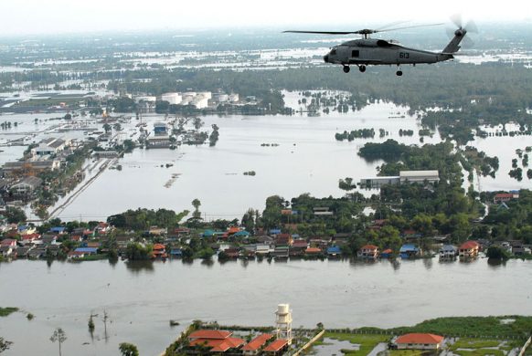 800px-helicopter_survey_of_flooding_in_suburban_greater_bangkok_22_october_2011
