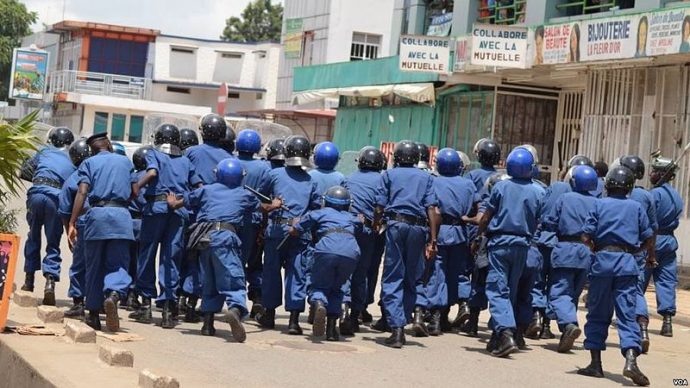 policiers_burundais_pourchassent_des_manifestants_qui_protestent_contre_un_3e_mandat_du_president_pierre_nkurunziza_vendredi_17_avril_2015