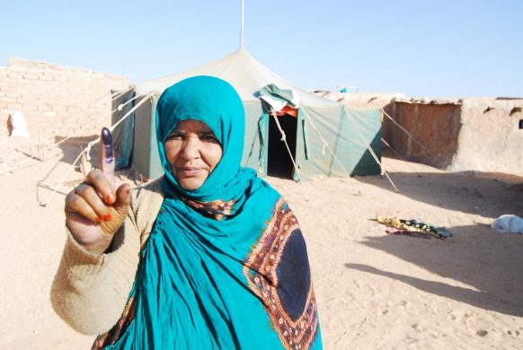 saharawi_med_blaa_finger_i_flygtningelejrene_naer_tindouf_i_algeriet