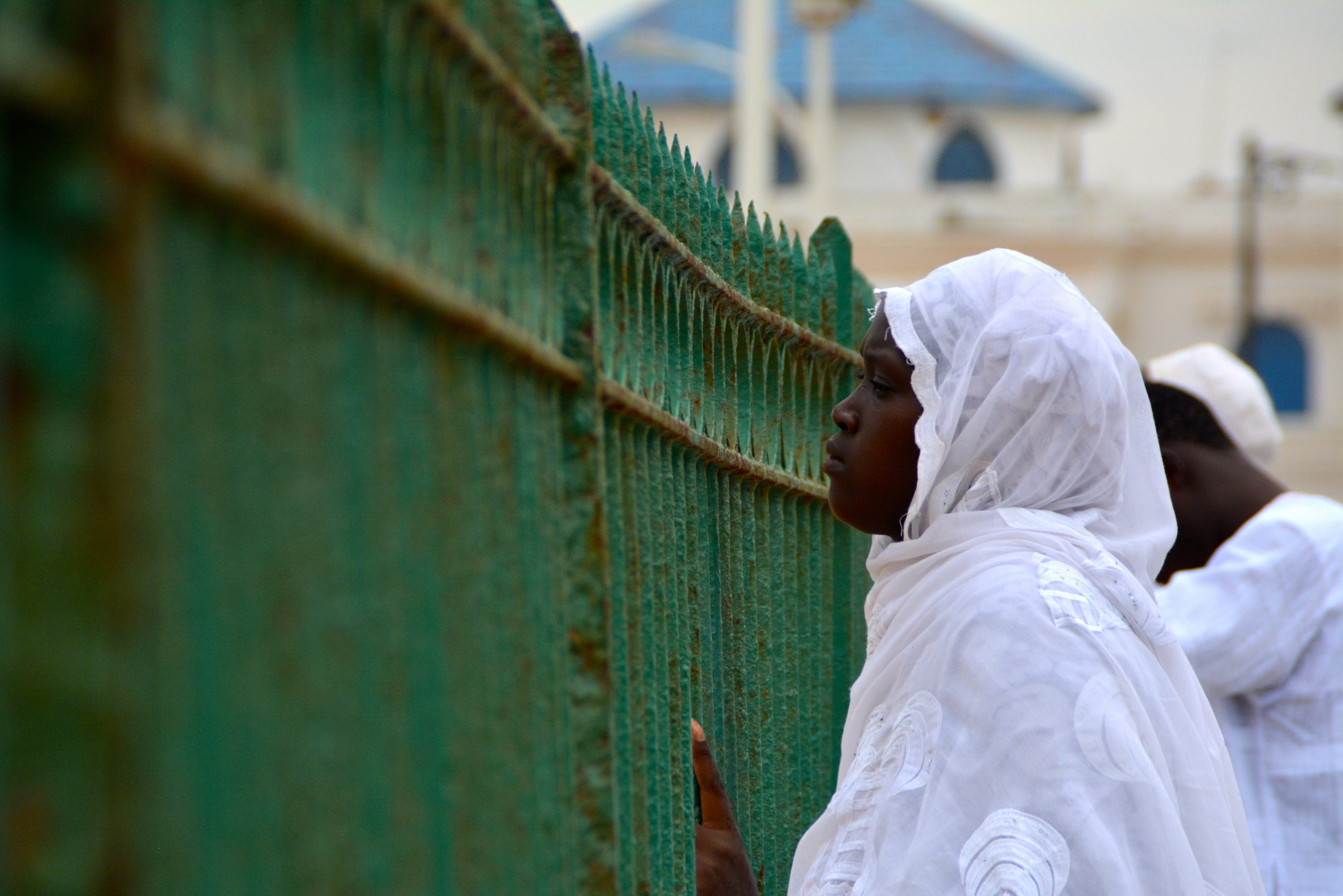 Kvinde ved hegn, Senegal