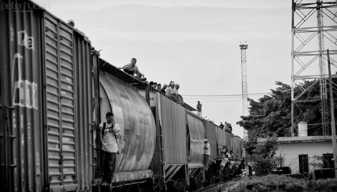 mexico_train_surfing_migrants_4_peter_haden