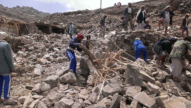 640px-villagers_scour_rubble_for_belongings_scattered_during_the_bombing_of_hajar_aukaish_-_yemen_-_in_april_2015
