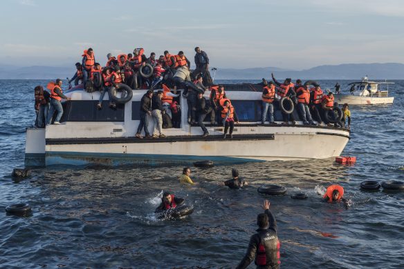20151030_syrians_and_iraq_refugees_arrive_at_skala_sykamias_lesvos_greece_2_wiki