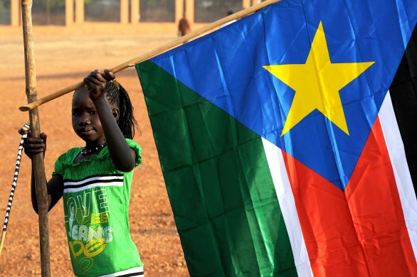 a_young_girl_hangs_the_south_sudan_flag_5925619011_wiki