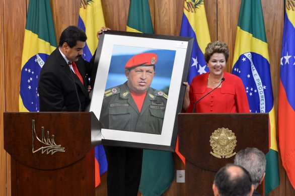 dilma_rousseff_receiving_a_hugo_chavez_picture_from_nicolas_maduro