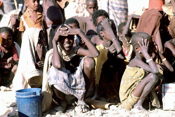 800px-somali_children_waiting_usdod