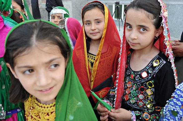 800px-afghan_girls_in_traditional_clothes-may_2011_us_embassy