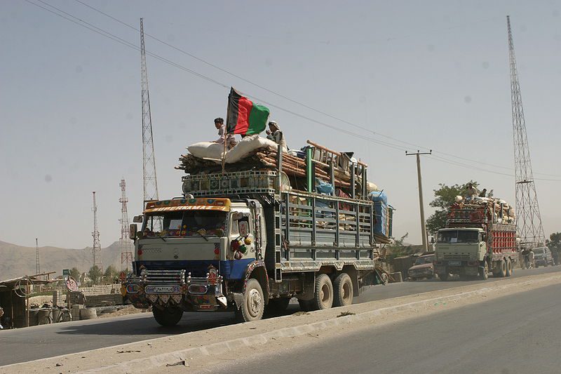 800px-afghan_refugees_returning_from_pakistan_in_2004_usaid