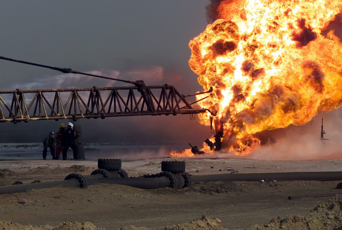 us_navy_030327-m-2306k-007_firefighters_fight_an_oil_blaze_in_gas-oil_separation_plant_six_as_part_of_their_ongoing_support_of_operation_iraqi_freedom
