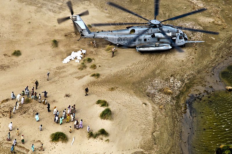 800px-us_helping_pakistanis_during_the_2010_floods-2