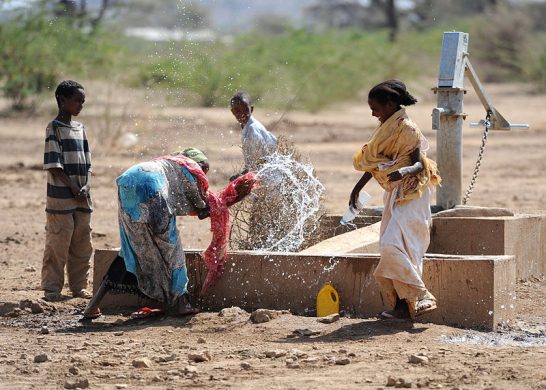 800px-us_navy_110311-n-sn160-227_ethiopian_children_play_in_the_water_of_a_well_built_by_seabees_assigned_to_naval_mobile_construction_battalion_nmcb_7