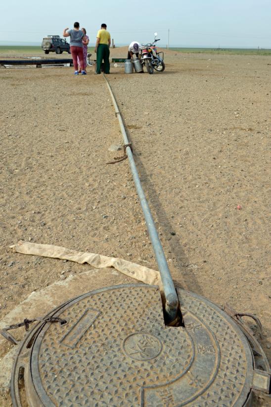 Vandledningen fører vand fra minens brønd til nomadernes primitive vandpost. Først efter intense forhandlinger med Tavan Tolgoi-minen lykkedes det naboerne at få lov til at tappe vand fra brønden, der henter vandet fra nomadernes traditionelle vandkilder.
