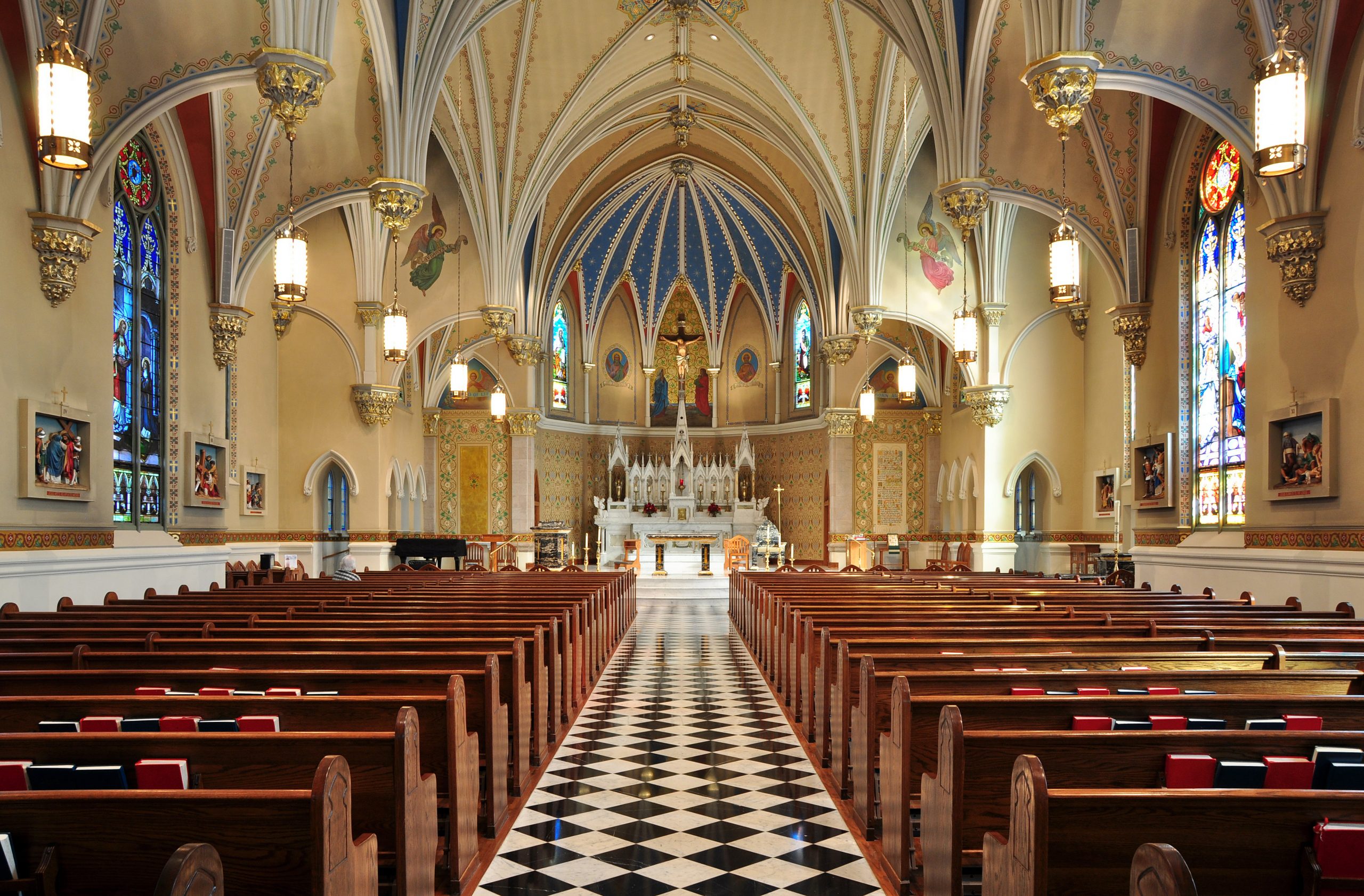 interior_of_st_andrews_catholic_church_in_roanoke_virginia