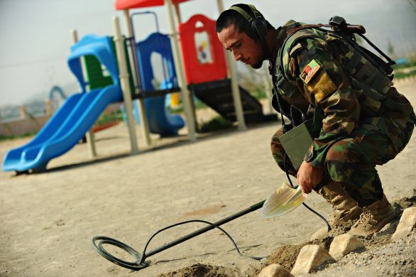 afghan_soldier_demining_2010