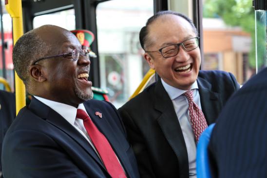 anzanias præsident John Magufuli (tv.) afprøver en ny hurtigbus i Dar es Salaam med Verdensbankens direktør, Jim Yong Kim.