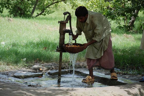 800px-pakistan_pump_water_system_at_my_farm_lands