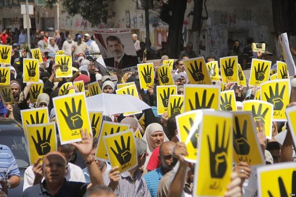 r4bia_sign_used_in_solidarity_with_victims_of_rabaa_crackdown_23-aug-2013_voa