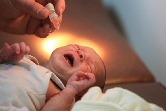 15-dage-gammel-limar-pige-faar-polio-vaccine-i-damaskus-foto-ibramhim-malla-960