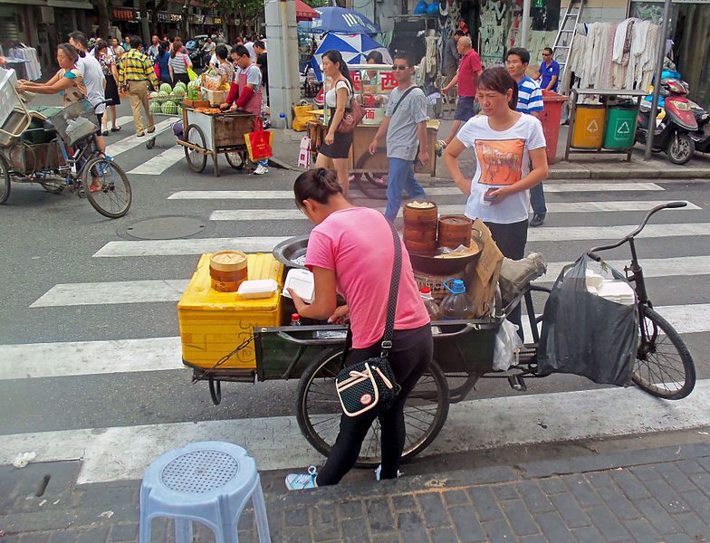 784px-woman_preparing_food_from_bike_on_street_in_shanghai