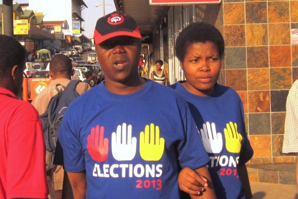 par_i_manzini_swaziland_med_valgt-shirts_fra_valget_i_2013_-_foto_af_peter_kenworthy