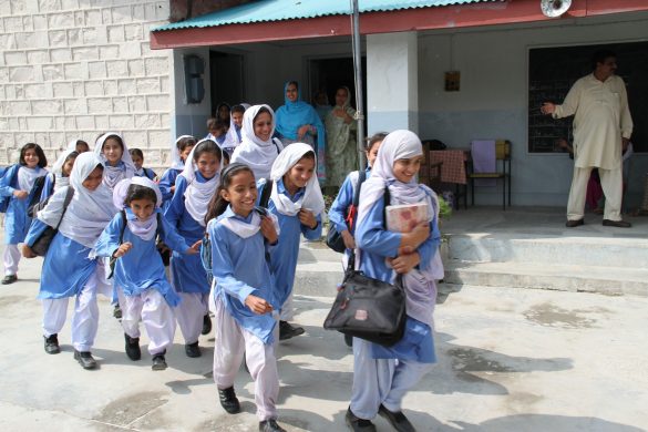 schoolgirls_in_shalwar_kameez_abbotabad_pakistan_-_uk_international_development