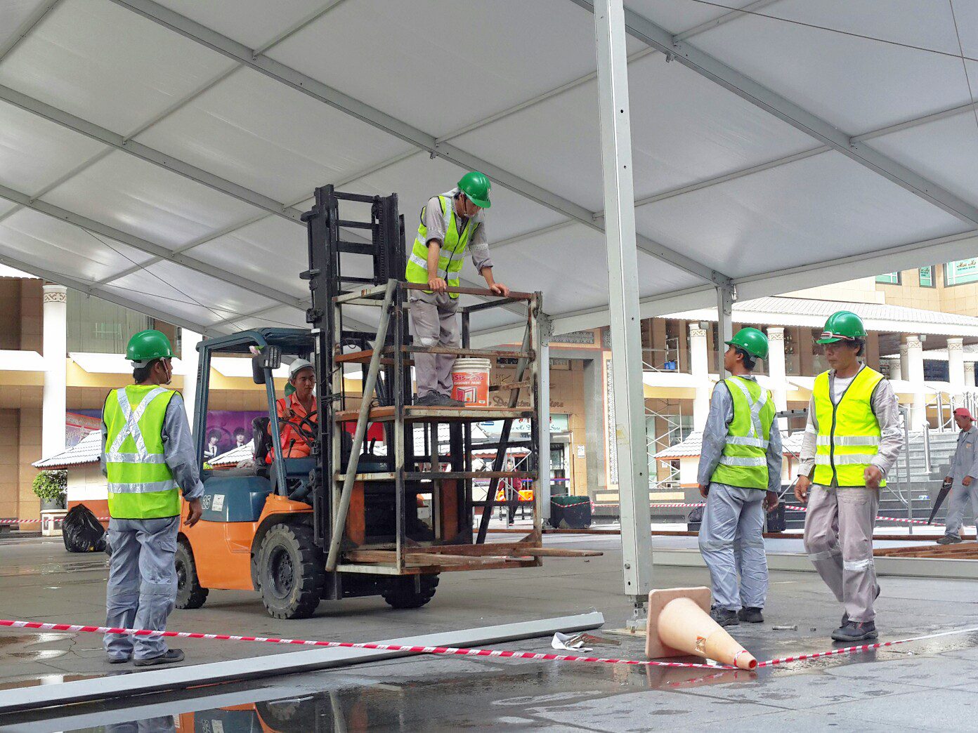 filipino_men_at_work_in_brunei