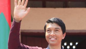 andry_rajoelina_greeting_crowd