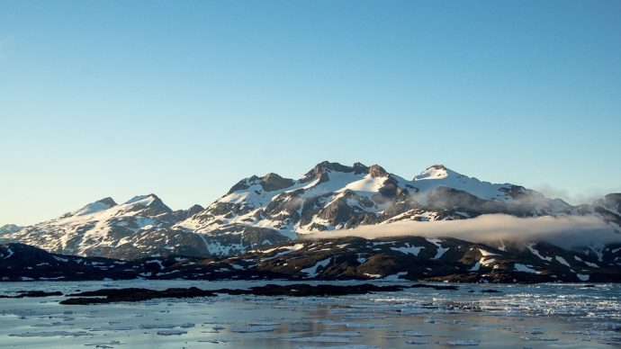 snow-clouds-floating-ice-sea-mountain-greenland-2686866