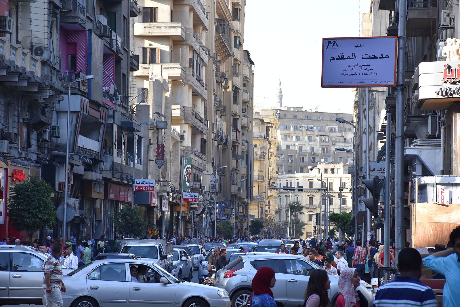 busy_talaat_harb_street_in_cairo_near_tahrir_square