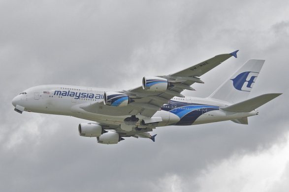 malaysia_airlines_airbus_a380-841_9m-mnelhr13