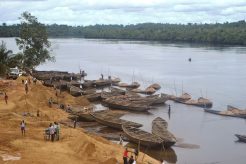 1599px-a_la_recherche_du_sable_dans_la_riviere_dmbamba