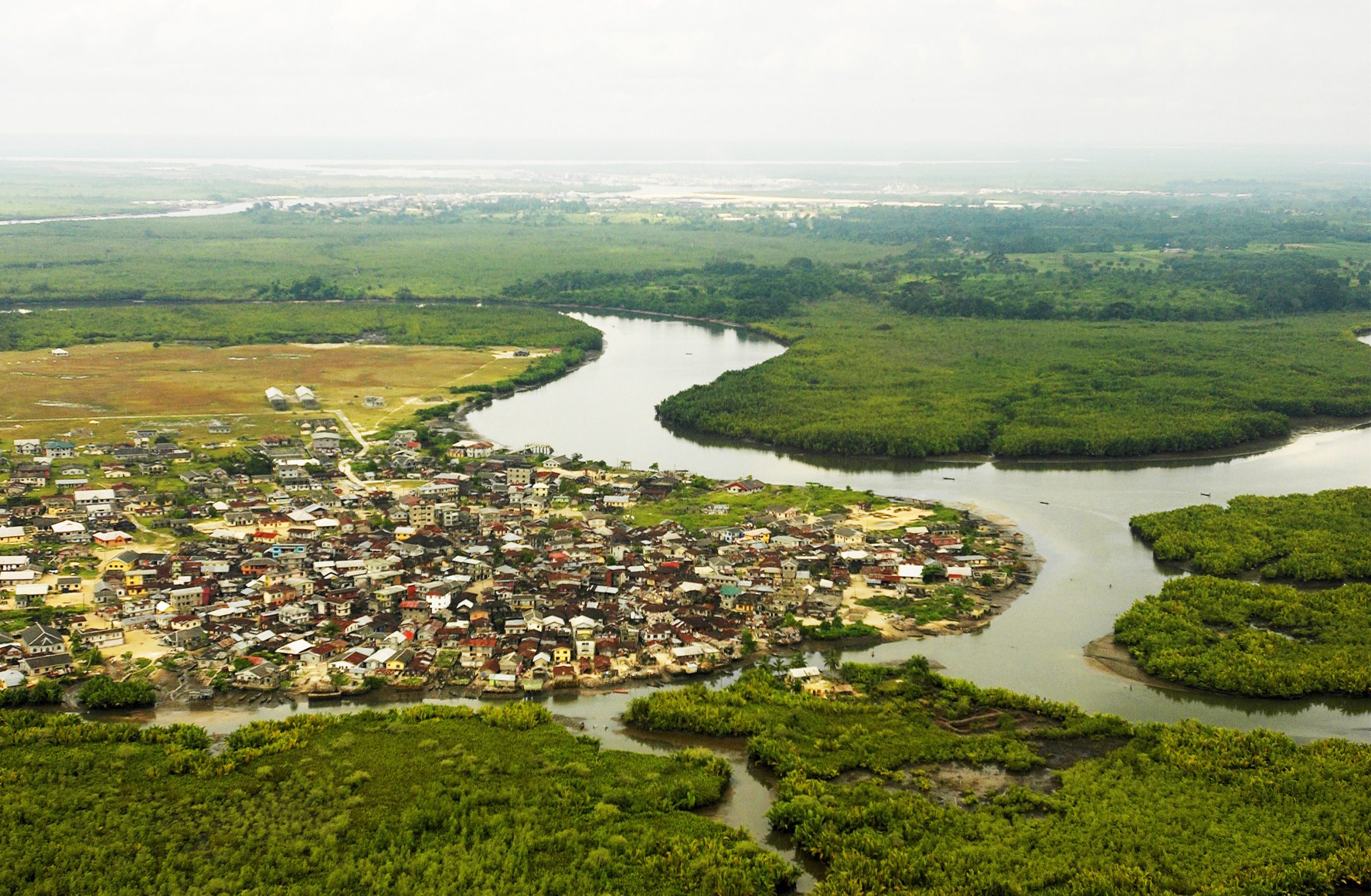 Реки и озера нигерии. Река нигер в Африке. Река нигер в Нигерии. Излучина реки нигер. Дельта реки нигер.
