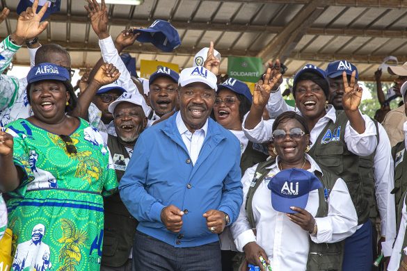 Billedet er fra den netop overståede valgkamp, hvor Ali Bongo var en af de mest populære kandidater. Nu er der ikke meget at smile over for den rutinerede præsident, da officerer onsdag morgen meddelte, at de ville overtage magten i landet.
