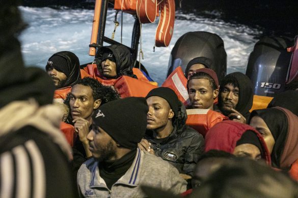 Når Læger uden Grænsers livredningsbåde er fyldt op under, sejler de tilbage til Geo Barents, hvor lægeteamet står klar til at modtage flygtningene ombord på skibet